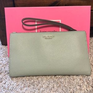 KATE SPADE 💚 - beach glass wristlet